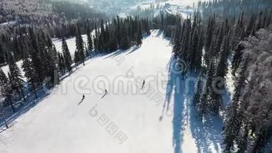 滑雪坡。 滑雪者和滑雪者滚下跑道. 一名滑雪者在宽阔的滑雪坡上的空中摄影